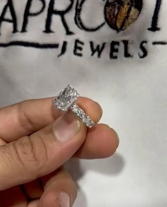 Anillo de Compromiso con Diamante Cultivado en Laboratorio de Corte Radiante de 5 Quilates, Certificado por IGI, Oro Blanco de 14K, Clásico Solitario para Novia, Marca APRICOT JEWELS - Product Image 2