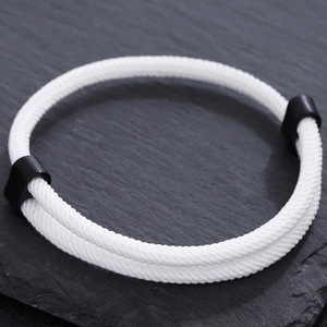 สร้อยข้อมือเชือกมิลานแบบมินิมอล ปรับขนาดได้ ถักด้วยมือ ห่วงคู่ พร้อมจี้ สร้อยข้อมือเชือกแบบยูนิเซ็กซ์ - Product Image 3