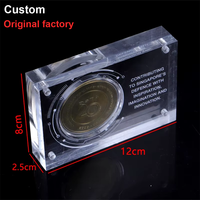Boîte de rangement et d'exposition pour pièces commémoratives en acrylique magnétique transparent, robuste et au design rétro personnalisé, vendue par le fabricant.