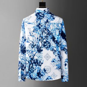 <span class=keywords><strong>Camicia</strong></span> Vintage da Uomo ODM a Maniche Lunghe con Motivo Floreale Blu e Bianco, Monogrammi e Design Elegante ad Acquerello - Product Image 4
