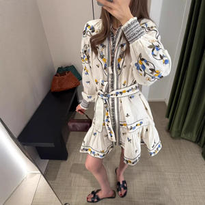 เดรสสั้นผ้ารามีสไตล์ลำลองหรูหราสำหรับผู้หญิง งานปักแน่นระดับไฮเอนด์ คอตั้ง ทรงเอ ช่วยเก็บหน้าท้อง ผูกเอว - Product Image 3