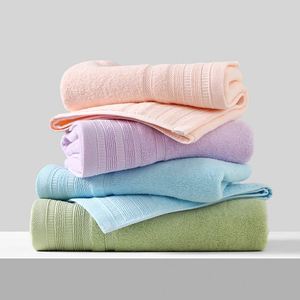 Serviette de bain en coton de couleur unie, douce et absorbante, adaptée à un usage domestique et hôtelier, disponible en gros - Product Image 2
