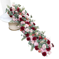 Décoration de table de mariage en rangée de fleurs artificielles roses bordeaux et feuilles d'eucalyptus vertes