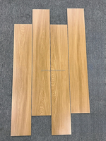 Carreaux de sol en céramique de style bois massif 200x1000mm, disponibles pour revêtements de sol et murs, idéaux pour les intérieurs de villas et les murs en briques.