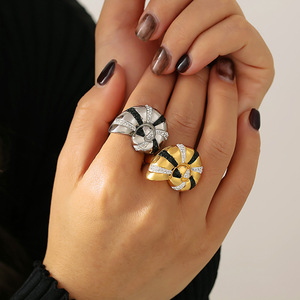 Anel de Dedo Feminino em Aço Inoxidável 316L com Revestimento PVD em Ouro <span class=keywords><strong>Real</strong></span> 18K, Anel Vintage em Concha com Diamante Bicolor - Product Image 2