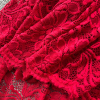 Robe midi élégante pour femmes, en dentelle rouge, coupe trapèze, col montant, manches longues bouffantes, décorations boutonnées, pour occasions décontractées ou de fête