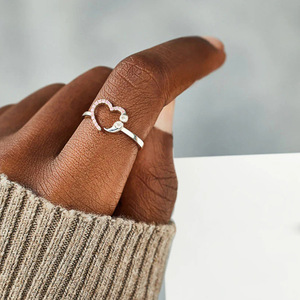Anello a Cuore per Donne con Accento di Cristallo Rosa, Zircone Bicolore, Aperto e Regolabile, Gioiello Romantico e Alla Moda - Product Image 3
