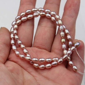 <span class=keywords><strong>Grossiste</strong></span> chine usine prix brillant de culture 4.5-5mm riz naturel <span class=keywords><strong>perles</strong></span> d'eau douce <span class=keywords><strong>en</strong></span> vrac pour Bracelets et colliers - Product Image 5