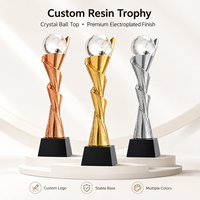 Trophée en résine transparente en forme de sphère torsadée avec logo gravé personnalisé