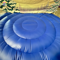 Globe à neige gonflable de Noël sur fond bleu, tente à bulles transparente, imperméable, coupe-vent, maison à globe à neige avec ventilateur intégré