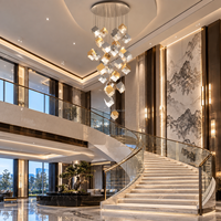 Lustre en verre cristal moderne en forme de cube pour projet hôtelier, luminaire suspendu vertical sur mesure pour hall d'entrée, escalier et plafond haut