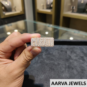แหวนเงินแท้ 925 ประดับมอสซาไนต์ ตัวอักษรแบบ Pave ชุบโรเดียม/ทอง/โรสโกลด์ วงแหวนแบบ Cluster  แหวนนิ้วก้อยสลักชื่อส่วนตัวสำหรับผู้หญิง - Product Image 1