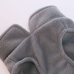 จำหน่ายอุปกรณ์สัตว์เลี้ยงโดยตรงจากโรงงาน <span class=keywords><strong>ร</strong></span>ับผลิตเสื้อผ้าสุนัขแบบกำหนดเอง เสื้อกั๊กสีพื้นหนานุ่ม อุ่นสบาย ทำจากผ้าขนแกะโพลาร์ - Product Image 4