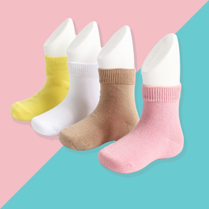 Vente en gros de chaussettes de cheville unisexes de couleur unie pour bébé, chaussettes d'équipage en Fiber de bambou sans couture pour garçons de 0 à 15 ans - Product Image 4