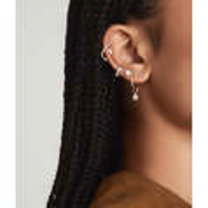 Mini boucles d'oreilles en forme de poire serties de diamants - Product Image 1