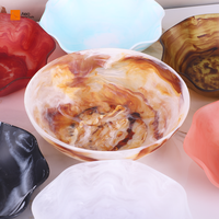Tigela Grande de Servir em Poliresina com Borda Curva Lisa, Efeito Mármore Âmbar-Branco, Segura para Alimentos, Feita à Mão, Design Moderno Personalizado para Festas e Eventos