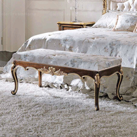 Luxuriöses französisches Kingsize-Bett mit getuftetem Kopfteil, goldfarbenem, holzgeschnitztem Schlafzimmer-Set aus Foshan für Villen