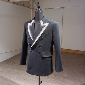 Cantidad mínima de pedido: 1 pieza |   Traje Negro con Cuello de Traje de Alta Costura Hecho a Mano con Diamantes, Estilo Francés de Liu Yuning - Product Image 2