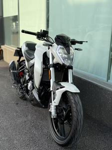 Motocicleta Deportiva Urbana <span class=keywords><strong>Benelli</strong></span> <span class=keywords><strong>TNT</strong></span> <span class=keywords><strong>150</strong></span> 150cc EFI con Medidor Digital LED y Tanque de Combustible de 10L - Product Image 1