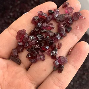 Venta al por mayor de piedras preciosas de cristal de granate en bruto rojo natural para la decoración del hogar