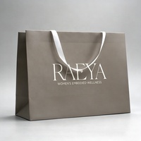 Sacs en papier de luxe personnalisés avec logo pour vêtements de boutique, emballage recyclable pour vêtements et cosmétiques, sacs cadeaux de marque pour le shopping