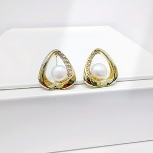 Boucles d'oreilles clous fines vintage géométriques plaquées or, en argent sterling 925 avec perles d'eau douce, prix usine, pour mariage et mariée - Product Image 3