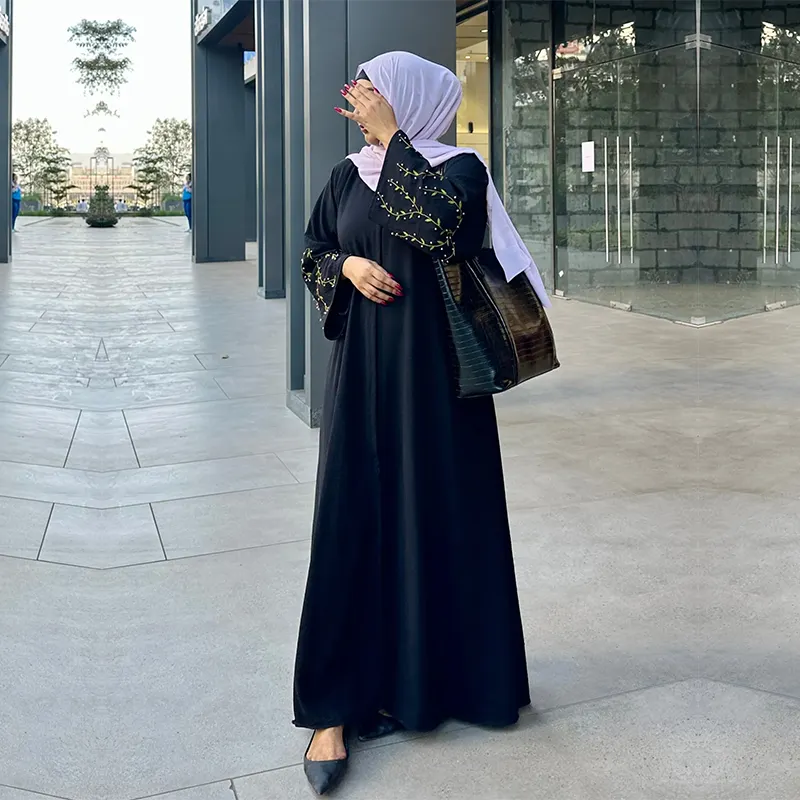 Nouveau modèle d'abaya crêpe vêtements islamiques broderie avant abayas ouvertes dubai abaya noire personnalisée avec manches brodées