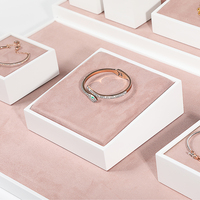 Accessoires de présentation de bijoux haut de gamme personnalisés en microfibre rose à motif floral pour bagues, colliers, breloques, bracelets et boucles d'oreilles