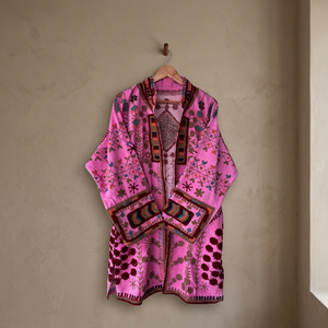 Manteau long en velours rose fait main sur mesure, avec des motifs floraux multicolores et des appliques géométriques brodées - Product Image 2