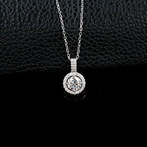 Collier classique rond avec halo de diamants de laboratoire, pendentif solitaire à taille ronde avec accents pavés en argent 925 - Product Image 5