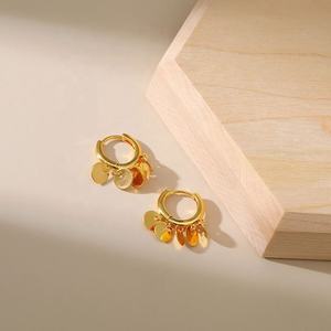 Boucles d'oreilles pendantes plaquées or 18 carats, fabrication artisanale italienne, design tendance avec pendentif disque et pompon, motif géométrique diamanté, style normcore, pour anniversaire - Product Image 2