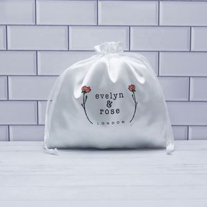 ถุงผ้าซาตินสีขาวแบบมีเชือกผูกสำหรับใส่ของขวัญสุดหรู - Product Image 5