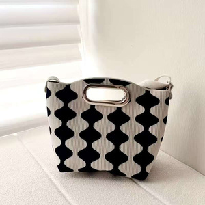 Sacs à cosmétiques portables élégants et tendance, petits et pratiques, avec motif ondulé noir et blanc, option personnalisée - Product Image 1