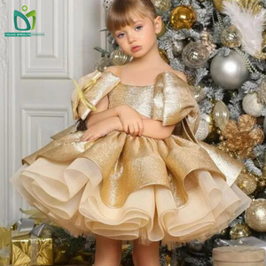 Belle Petite Fille Dans Une Longue Robe Photo stock - Image of gosse