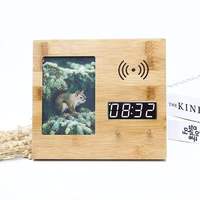 Horloge de bureau numérique LCD en bambou populaire en gros avec chargeur sans fil et affichage de la température et de l'humidité