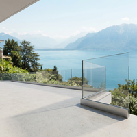 Barrière en verre à profil en U en aluminium, système moderne à fixation au sol, verre trempé, résistant à la corrosion pour terrasse résidentielle