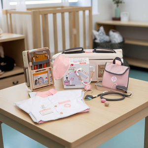 लकड़ी के गुलाबी डॉक्टर खिलौना नाटक सेट और 20-पीस रोल प्ले सेट और लड़कों और लड़कियों के उपहार के लिए 20-पीस रोल प्ले - Product Image 5
