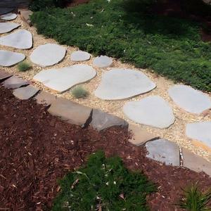 Dalles <span class=keywords><strong>de</strong></span> basalte rondes naturelles sablées en gros pour projets d'aménagement paysager, jardins, hôtels et parcs - Product Image 1