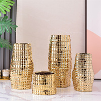 Vase en porcelaine blanche géométrique abstraite, minimaliste, moderne, subtilement luxueux, finitions électro-plaquées or et argent, décoration de maison pour Pâques