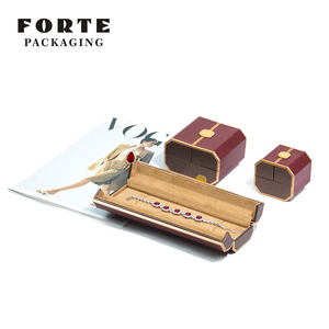 FORTE - Caja de Joyería Cuadrada de Piel Sintética Roja Hecha a Mano con Logotipo Personalizado y Forro de Terciopelo para Anillos, Pulseras, Colgantes y Collares - Product Image 3