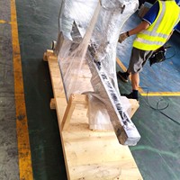 Chariot pratique avec élévateur électrique pour rouleaux de film plastique