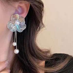 मीठे मोती टास्सेल फूल के फूल की बलियां उच्च अंत हल्के लक्जरी मिश्र धातु कान गहने अद्वितीय अतिरंजित स्वभाव लंबे स्टड डिजाइन - Product Image 3