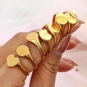 Bague personnalisée en forme de cœur avec plaque de nom, initiale, lettre, acier inoxydable plaqué or - Product Image 1