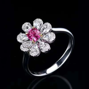 Bague en or blanc 18 carats avec rubis ovale non chauffé de 1,42 carat couleur sang de pigeon, sertie d'un halo de 35 grands diamants brillants et d'un pavé de diamants sur la tige, bijoux fins - Product Image 4