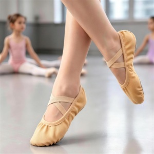 Chaussons de ballet souples pour enfants en toile à semelle fendue avec doublure en coton et semelle extérieure en PU, sangle croisée élastique pour l'entraînement de danse des filles - Product Image 4