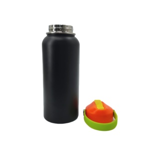 Gourde isotherme robuste en métal noir mat élégant avec couvercle à paille rabattable, poignée rivetée, anti-fuite, pour activités de plein air et sport - Product Image 2