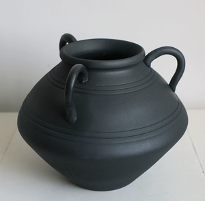 Vaso in terracotta artigianale a tre manici con texture rustica color ruggine. - Product Image 3