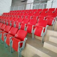 Sièges de tribune connectés au stade avec coque en plastique durable et cadre métallique pour les arènes de football et de basketball