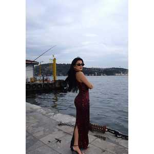 Robe Chic Fuchsia Shion à Paillettes Coupe Trapèze Moderne pour Soirée et Cérémonie Longueur Genou avec Pompons et Perles Élégants Tailles XS à XL - Product Image 1