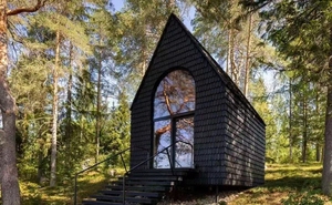 Cabane en <span class=keywords><strong>bois</strong></span> noir de style moderne avec toit en pente et fenêtre cintrée, idéale pour une retraite solitaire au bord d'un lac forestier, surface de base de 80 m², maison facile à construire - Product Image 3